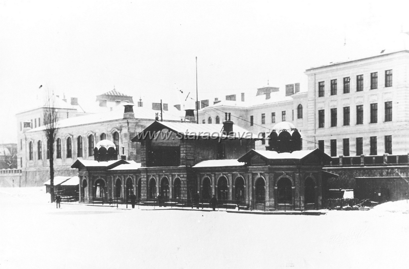 zameckyokruh (3).jpg - Ještě jednou stejná budova jako na předchozích dvou snímcích, ale za budovou již na místě zbouraného zámku stojí dnešní Mendlovo gymnázium.Foto kolem roku 1900